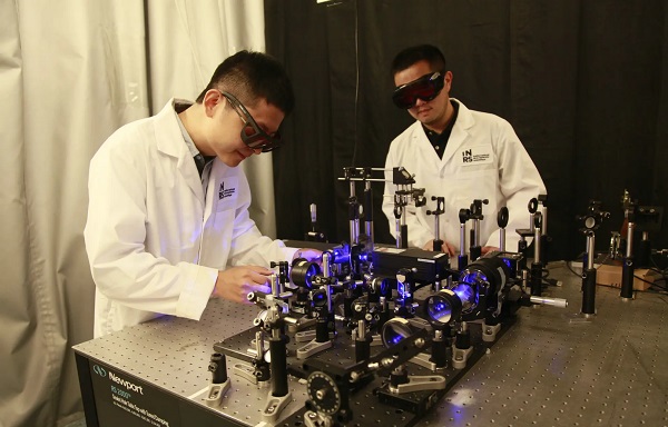 Výskumníci Xianglei Liu a Jinyang Liang pracujúci na optike vysokorýchlostnej kamery DRUM.