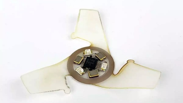 Okrídlený mikročip pozostáva z elektronických súčiastok v strede a z troch krídiel, ktoré zachytávajú vietor.