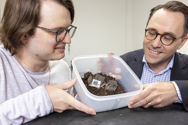 Vedúci výskumného tímu Xavier Aeby (vľavo) a Gustav Nyström s mini kondenzátorom.