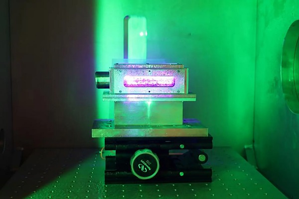 10-centimetrový plynný článok, v ktorom sa častice rýchlo urýchľujú na energetickú úroveň 10 miliárd elektrónvoltov.