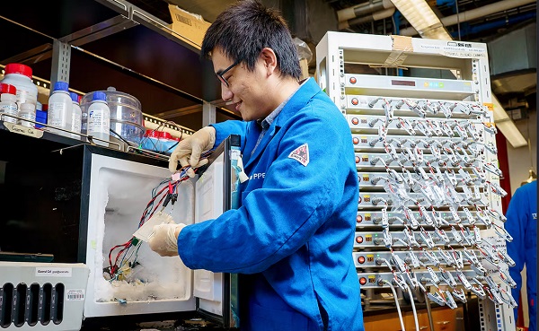 Prvý autor štúdie Guorui Cai sa pripravuje na testovanie technológie batérií pri teplotách pod bodom mrazu.