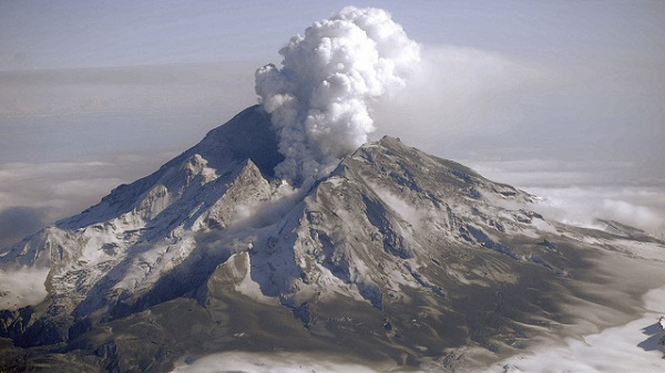 Hora Redoubt vybuchujúca na Aljaške v roku 2009 (zdroj: Game McGimsey, USGS).