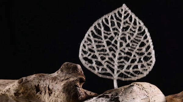 3D vytlačený list z nového bioplastu na rastlinnej báze.