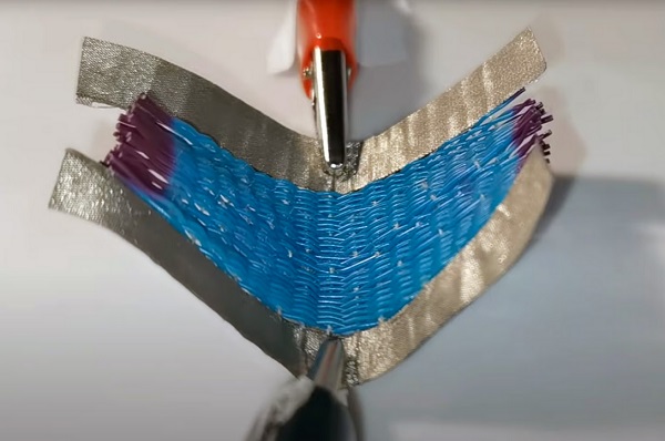 Britskí výskumníci vytvorili prvú inteligentnú tkaninu, ktorá dokáže meniť farbu a tvar v reakcii na dva podnety.