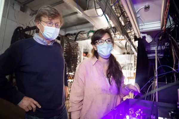 Výskumníci z Harvardu Michail Lukin (vľavo) a Giulia Semeghini (vpravo) viedli tím, ktorý po prvýkrát pozoroval exotický stav hmoty nazývaný ako kvantová rotačná kvapalina.