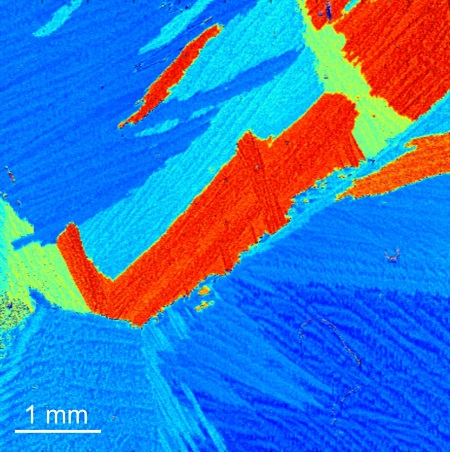 Skenovanie titánu pomocou novej laserovej ultrazvukovej techniky, pričom rôzne farby predstavujú rôzne rýchlosti, ktorými sa zvukové vlny šíria po povrchu.
