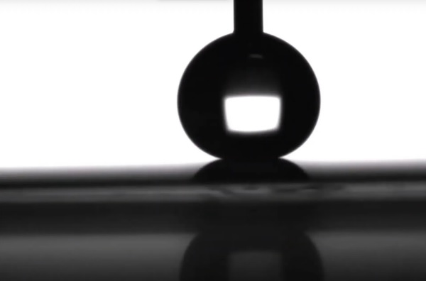 Výskumníci vytvorili superhydrofóbny povrch, ktorý môže zostať suchý pod vodou celé mesiace.