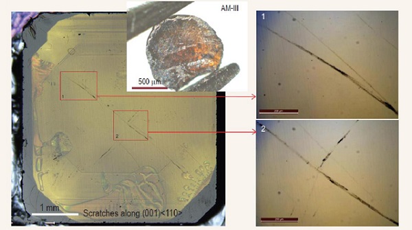 Snímky ukazujú škrabance na povrchu prírodného diamantu, vytvorené novým tvrdým materiálom známym ako AM-III.