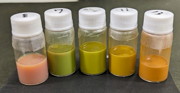 Nanoguľôčky v metanolovej suspenzii majú iné farby ako pri aplikácii na povrch ako monovrstva.