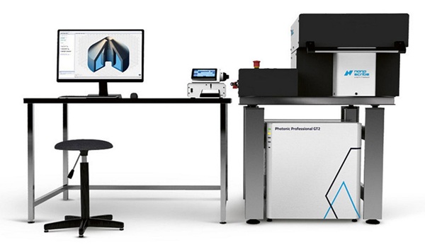 Táto tlačiareň Nanoscribe Photonic Professional GT2 dokáže tlačiť prototypy materiálov v nanorozmeroch, ale je extrémne drahá. 