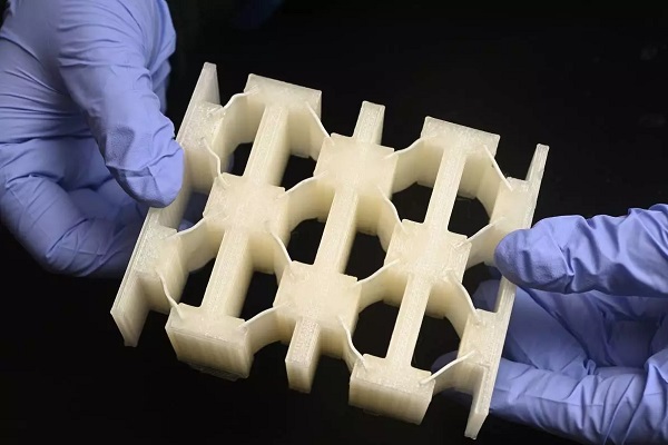 Nový materiál vyrobený z elastomérov z tekutých kryštálov dokáže účinne absorbovať energiu z nárazov.