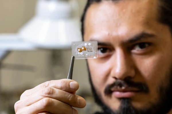 Spoluautor štúdie Gabriel Hernandez Rodriguez ukazuje svoj náter proti námraze, ktorý má hrúbku len 300-500 nanometrov.