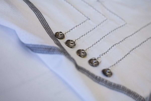 Vodivé vlákna boli do trička všité cikcakovým vzorom, aby sa zabránilo ich rozťahovaniu a lámaniu.