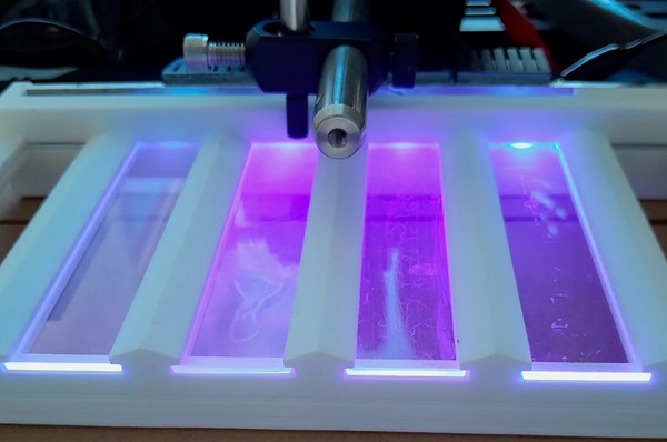 Sklo vyžarujúce UV žiarenie ničí mikroorganizmy produkujúce biofilm tým, že vyžaruje UVC svetlo.