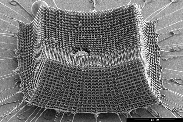 Vedci z MIT vyvinuli sľubný materiál brnenia tvorený uhlíkovými vzperami v nanomeradle.