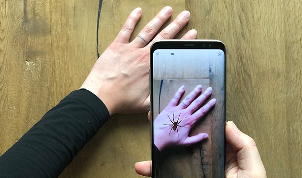 Aplikácia pomocou princípov expozičnej terapie umožňuje používateľom stretnúť sa s virtuálnymi pavúkmi, aby im pomohla prekonať strach z nich.