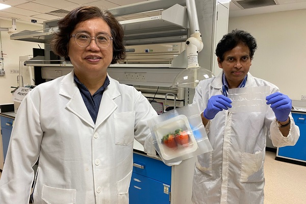 Prof. Mary Chan (vľavo) a Dr. Suresh Kumar Raman Pillai so vzorkami antibakteriálnej fólie.