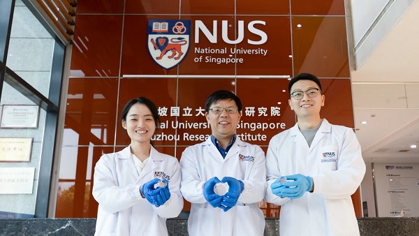  Zľava pani Su Lingshanová, profesor Huang Dejian a Dr. Jing Linzhi s niektorými lešeniami použitými v štúdii.