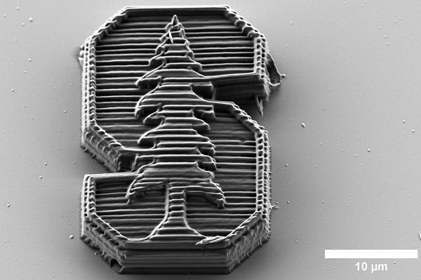 Malé logo Stanfordskej univerzity vytlačené 3D tlačou z nového kompozitného materiálu.