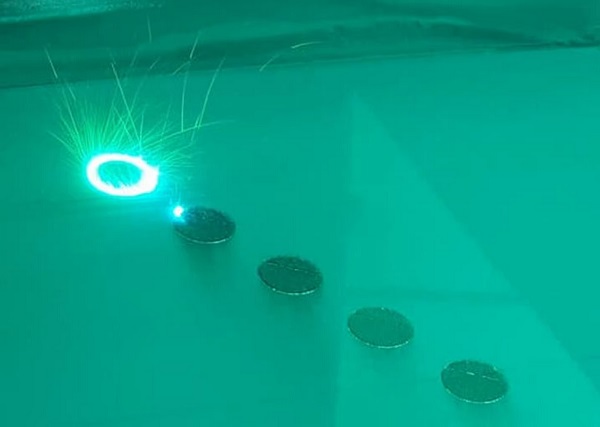 Nová titánová zliatina, ktorá sa tlačí 3D technikou laserovej fúzie v práškovom lôžku.