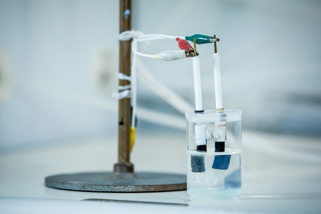 Nový katalyzátor štiepi morskú vodu a v laboratóriu mimoriadne účinne vyrába vodík, odoláva korózii a zabraňuje produkcii chlóru. Výskumný tím tvrdí, že sa bude dať ľahko vyrábať vo veľkom meradle a v komerčnom meradle by mal byť dostatočne lacný na to, aby pomohol ekologickému vodíku konkurovať fosílnym palivám. Nový katalyzátor štiepi morskú vodu a v laboratóriu mimoriadne účinne vyrába vodík, odoláva korózii a zabraňuje produkcii chlóru. Výskumný tím tvrdí, že sa bude dať ľahko vyrábať vo veľkom meradle a v komerčnom meradle by mal byť dostatočne lacný na to, aby pomohol ekologickému vodíku konkurovať fosílnym palivám.