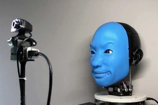 Súčasťou procesu učenia sa robot EVA sníma kamerou a prechádza rôznymi polohami pohybov tváre. 