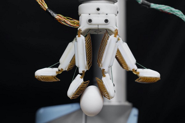Robotická ruka farmHand je schopná bezpečne uchopiť surové vajce bez toho, aby ho poškodila, no dokáže zdvihnúť aj uhlovú brúsku.