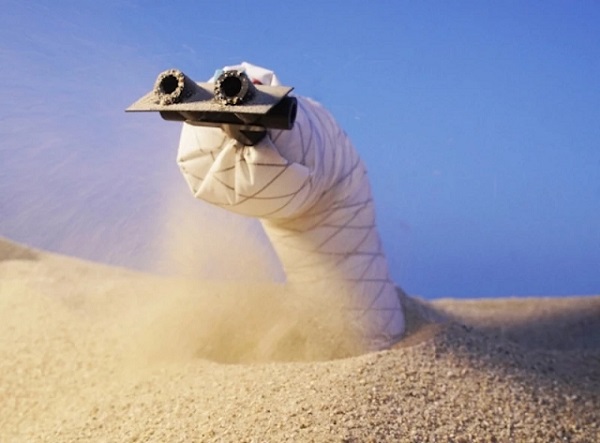 Nový hadovitý robot, ktorý sa dokáže prehrabať pieskom, má v prednej časti vzduchové trysky, ktoré odstraňujú piesok z cesty, a klinovitú hlavu, ktorá mu pomáha s pohybom.