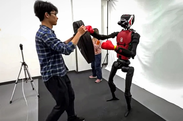 Autonómny humanoidný robot HumanPlus kopíruje ľudské pohyby, aby sa naučil vykonávať rôzne činnosti.