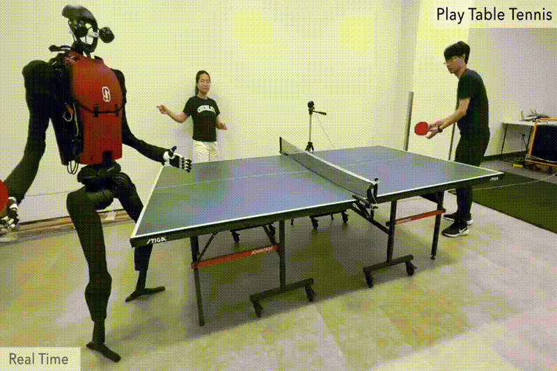 Humanoidný robot HumanPlus, ktorý je tieňovaný ženou v pozadí, sa učí hrať stolný tenis.