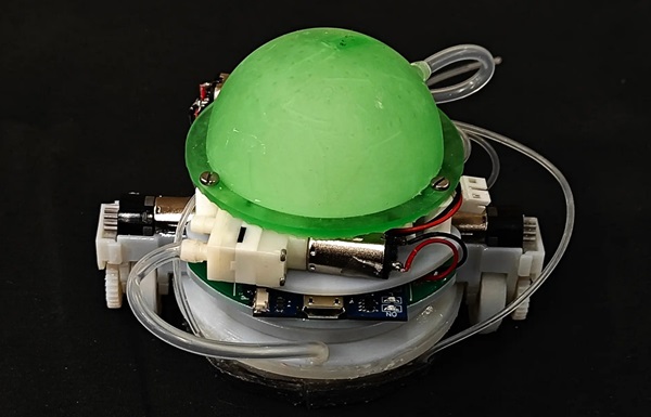 Prototyp posuvného sacieho robota (SSR) je v súčasnosti diaľkovo ovládaný cez Bluetooth.