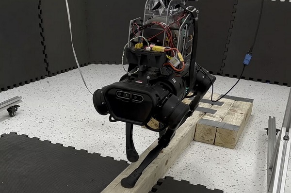 Štvornohý robot Unitree A1 využíva dva aktuátory reakčného kolesa (RWA) na udržanie rovnováhy bez ohľadu na to, ktorá z jeho nôh je v kontakte s trámom.