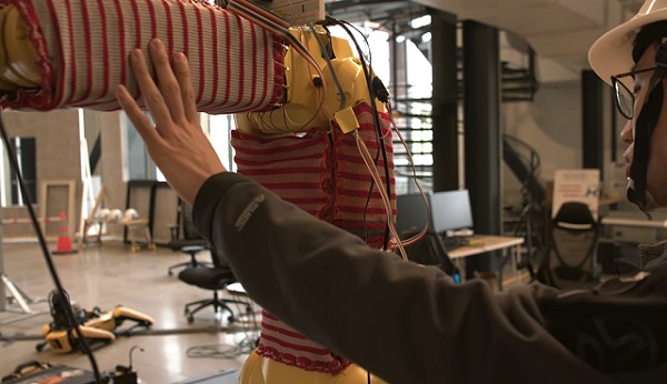 Robot, ktorý má na sebe RobotSweater, by mohol okamžite zastaviť pohyb pri náhodnom kontakte s ľudským spolupracovníkom.