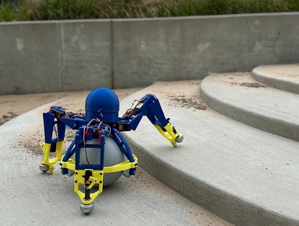 Korčuľujúci všesmerový trojnohý robot SKOOTR.