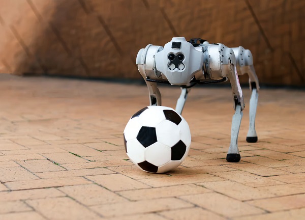 DribbleBot je navrhnutý na manipuláciu s futbalovou loptou v reálnych podmienkach.