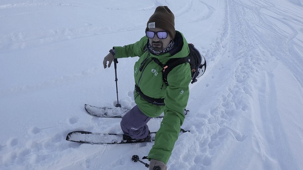 Dr. Joerg Kaufmann skúša splitboard v konfigurácii lyží.
