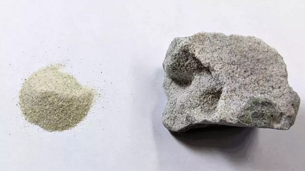 Vzorka nového betónu bez cementu vyrobeného priamym spojením piesku s alkoholom a katalyzátorom.