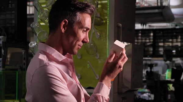 Materiálový vedec Wil Srubar so vzorkou betónu vyrobeného z biogénneho vápenca.