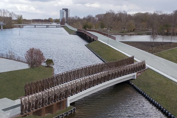 Most pre peších Smart Circular Bridge má rozpätie 15 metrov a je postavený v meste Almere v Holandsku.