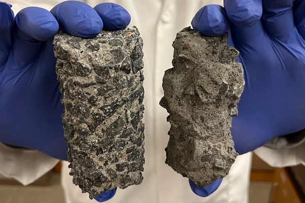Vzorky betónu ošetrené vylepšeným tmelom (vľavo) a jeho konvenčným náprotivkom (vpravo). Optimálna formulácia obsahovala 0,06 percenta hmotnosti oxidu grafénu a 0,15 percenta montmorillonitového nano ílu.