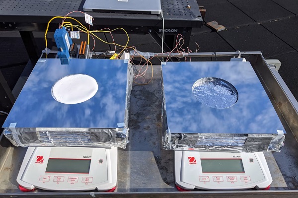 Štvorcová verzia zariadenia s priemerom 102 mm sa testuje na streche MIT. Vpravo je zariadenie využívajúce iba odparovacie chladenie na porovnávacie testovanie.