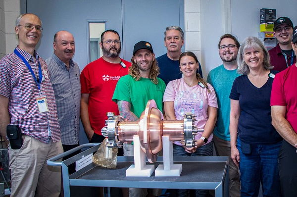 Členovia tímu Jefferson Lab, ktorí pripravili novú komoru kompaktného urýchľovača.