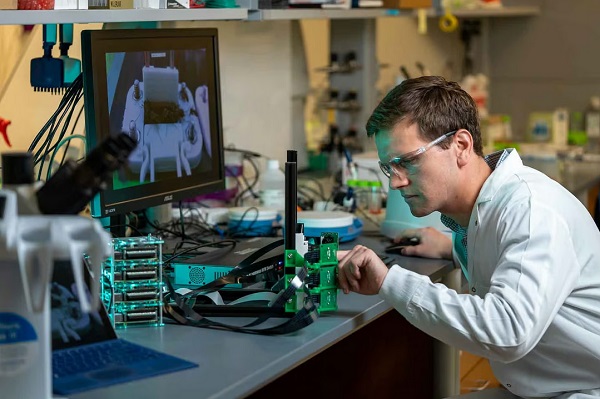 Absolvent bioinžinierstva na Riceovej univerzite Kevin Janson vyvinul systém na pozorovanie komárov pomocou biotlačiteľnej syntetickej kože, automatických kamier a softvéru na strojové učenie.