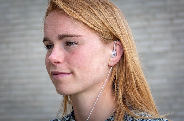 Zariadenie ear-EEG využíva integrované elektródy na meranie malých zmien napätia na koži v ušnom kanáli, ktoré zodpovedajú elektrickej aktivite mozgu.