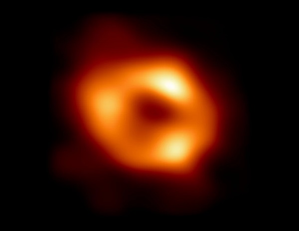 Skupina Event Horizon Telescope zverejnila prvý obrázok Sgr A*, čiernej diery v strede galaxie Mliečna cesta.