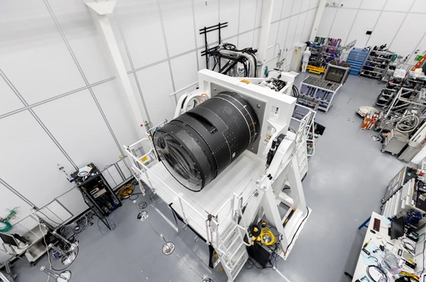 Astronomický fotoaparát LSST obsahuje tri vlastné šošovky, z ktorých najväčší meria v priemere 1,5 metra.