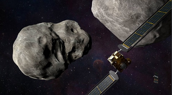 Umelecké stvárnenie sondy DART pri približovaní sa k dvojitému asteroidovému systému. 
