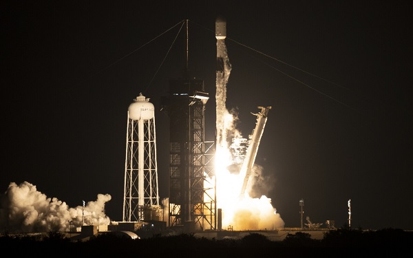 Štart rakety SpaceX Falcon 9 s röntgenovým vesmírnym teleskopom Imaging X-ray Polarimetry Explorer (IXPE) na palube.