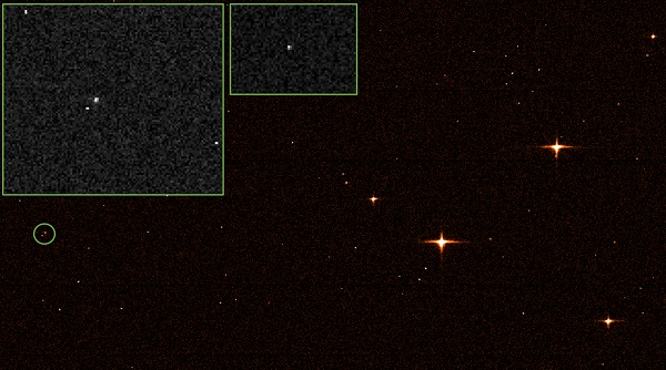 Snímka zo sondy Gaia, na ktorej je vidieť vesmírny teleskop Jamesa Webba (vľavo), ktorý je vzdialený približne milión kilometrov.