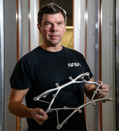 Ryan McClelland je priekopníkom v používaní generatívneho dizajnu a "vyvinutých štruktúr" v NASA.